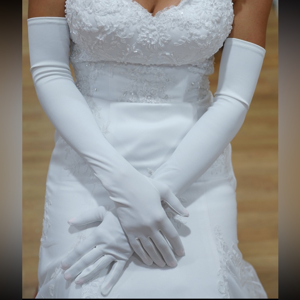 Elegant White Bridal Gloves